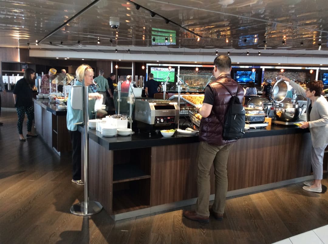 Delta Air Lines Delta Sky Club (Gate B18) view 26