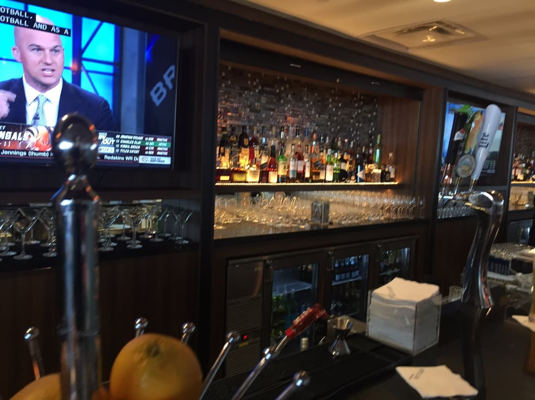 Delta Air Lines Delta Sky Club (Gate B18) view 11