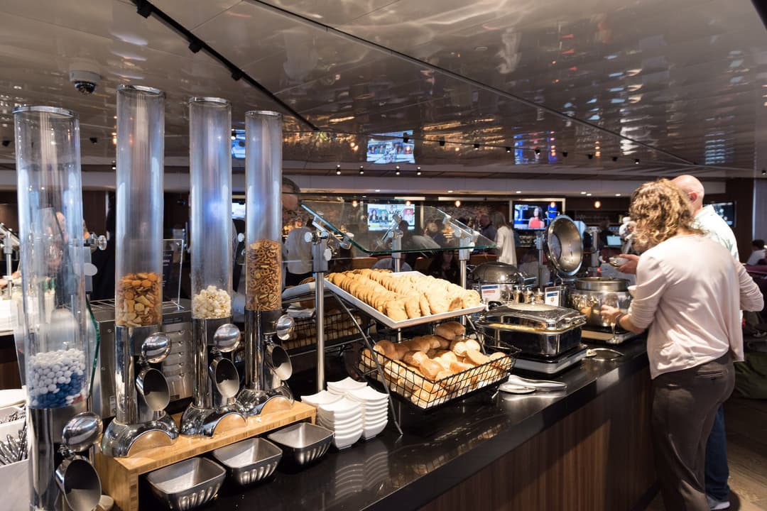 Delta Air Lines Delta Sky Club (Gate B18) view 32