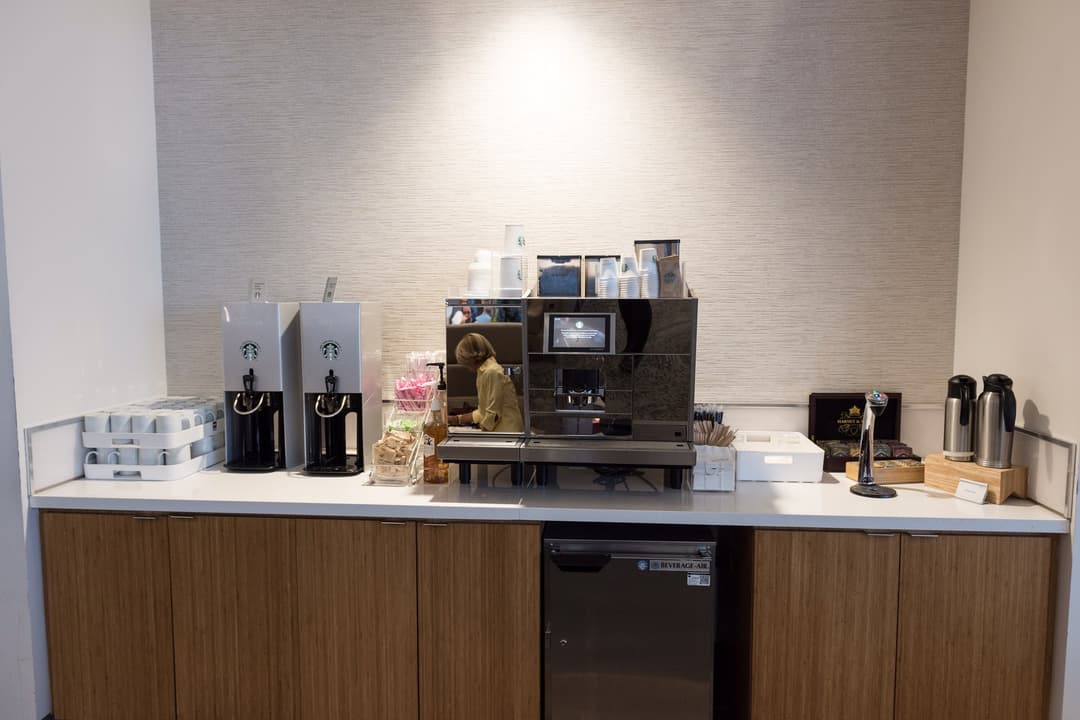 Delta Air Lines Delta Sky Club (Gate B18) view 38