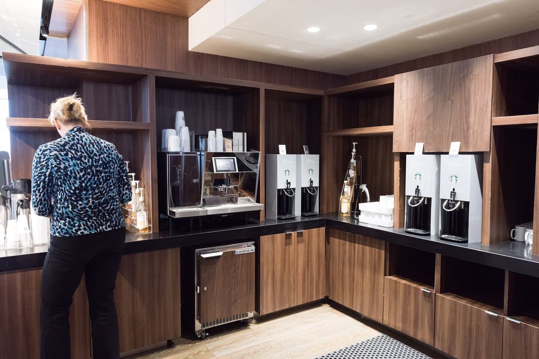 Delta Air Lines Delta Sky Club (Gate B18) view 30